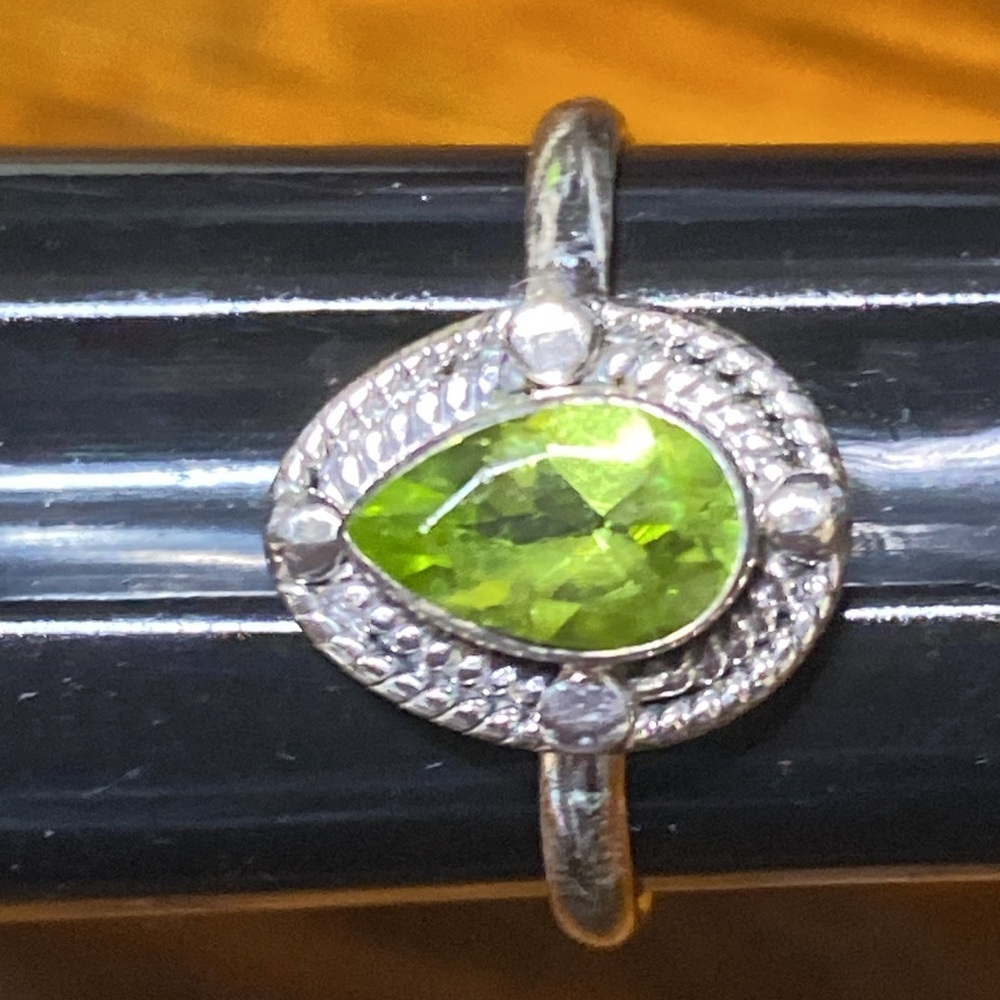 Tear drop faceted peridot & 925 silver ring size 7 1/2